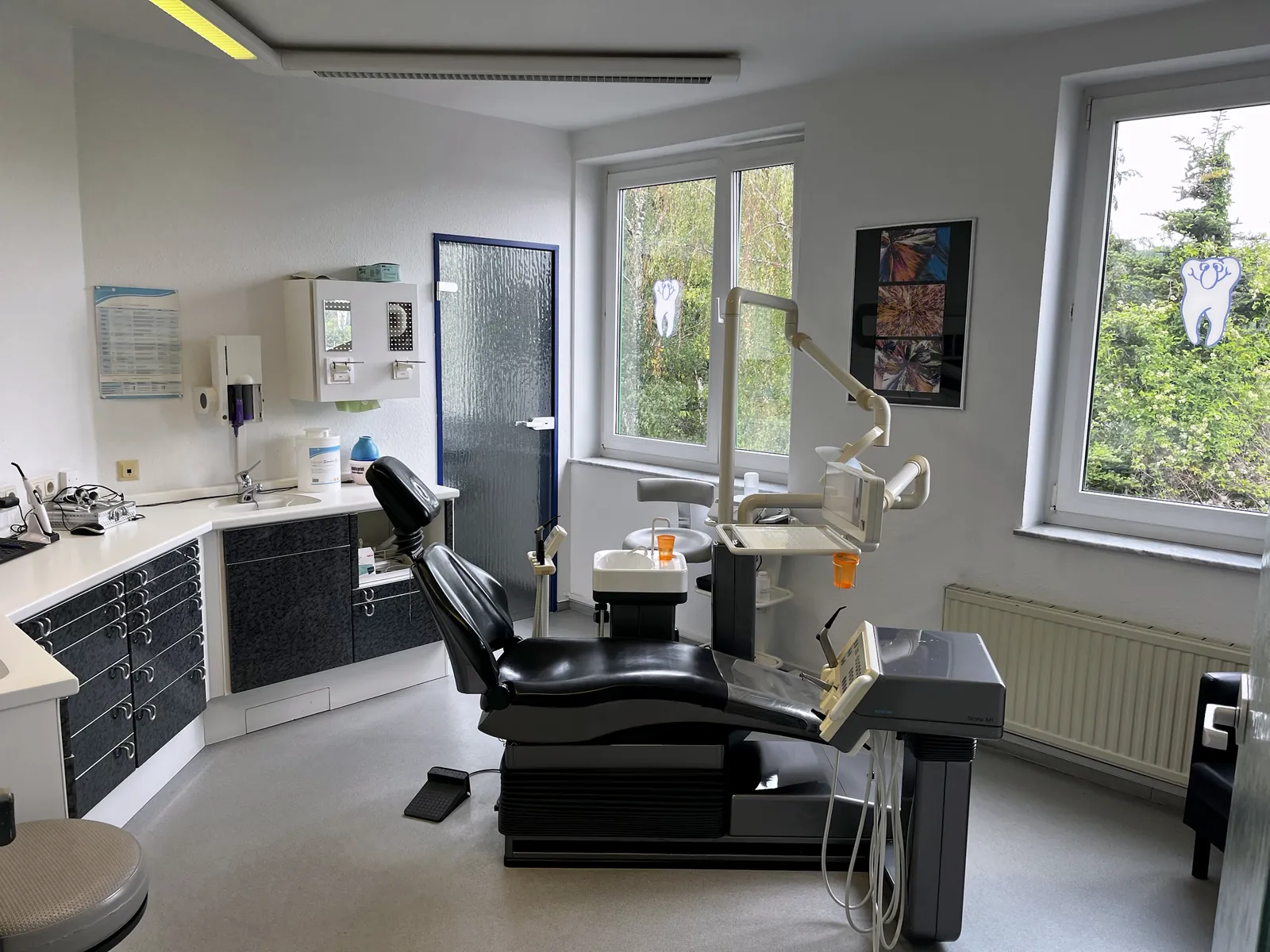Behandlungszimmer mit Blick ins Grüne