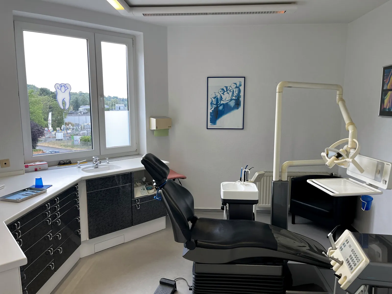 Behandlungszimmer mit Blick ins Grüne